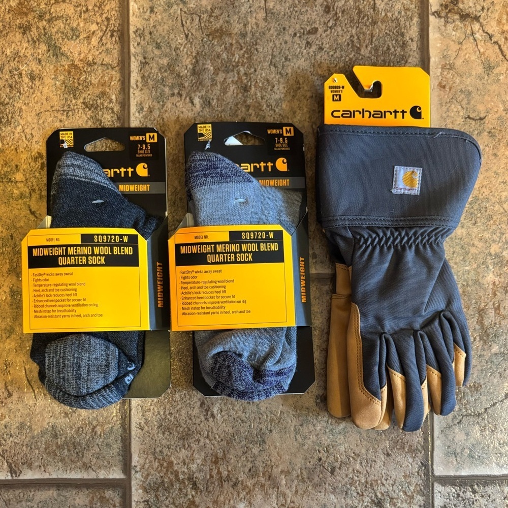 NWT *Bundle* Carhartt women’s gloves and 2 pairs wool blend quarter socks sz M